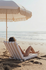 Carregar imagem no visualizador da galeria, Conjunto Cadeira de Praia Bege e Guarda Sol Branco
